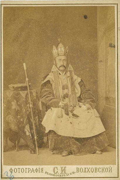 LOT DE TROIS PHOTOGRAPHIES DES PERSONNAGES...