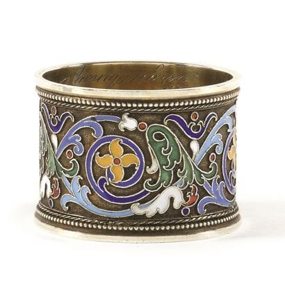 ROND DE SERVIETTE

Argent, émail cloisonné

Poinçons...