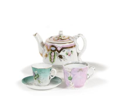 LOT : Théière. Porcelaine peinte. Manufacture...