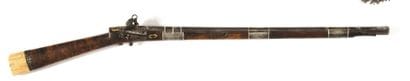 FUSIL CAUCASIEN A SILEX DAMASQUINE D’ARGENT

Le...