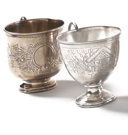 LOT DE DEUX TASSES

Argent gravé

On y joint...