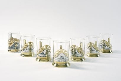 8 PORTES-VERRES à thé avec des vues de Caucase

Argent...