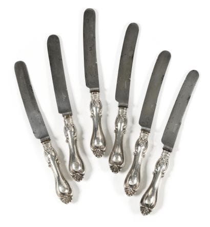 6 COUTEAUX

Argent

Poinçons : 84, tête de...
