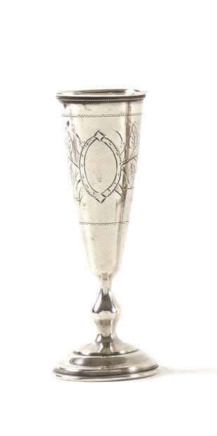 VERRE A VODKA 

Argent gravé

Poinçons :...
