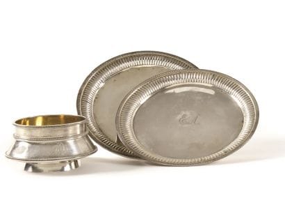 PAIRE DE DESSOUS DE BOUTEILLES

Argent, ciselure

Poinçons...