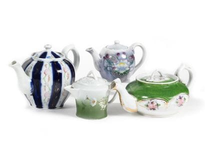 LOT DE QUATRE THEIERES

Porcelaine peinte

Manufacture...