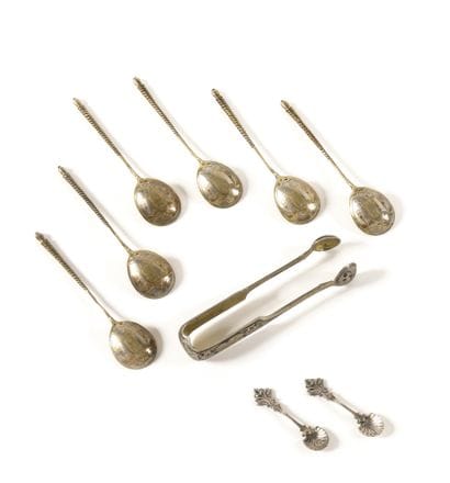 LOT 

de 6 cuillères à thé et une pince à...