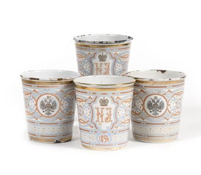 LOT : 4 tasses commémoratives pour le couronnement...