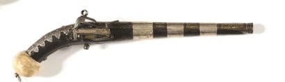 PISTOLET CAUCASIEN A SILEX 

Décoré d’argent...