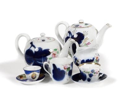 LOT : Deux cafetières et un pot à lait. Porcelaine...