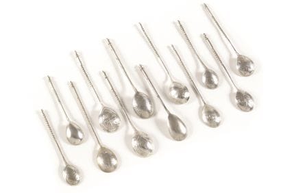 LOT de 12 CUILLIERES A THE

Argent gravé

Poinçons...