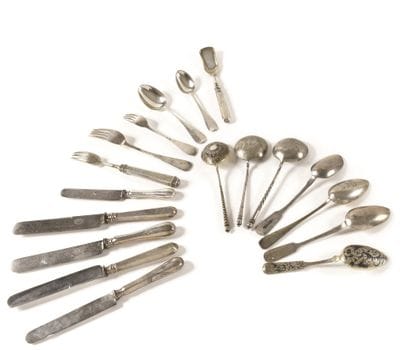 LOT DE 18 COUVERTS. 

Argent. Poinçons différents....