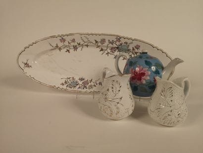 LOT : Deux pots à lait. Porcelaine, dorure....
