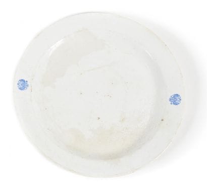 PLAT AVEC DEUX AIGLES BICEPHALES 

Porcelaine....