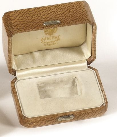ÉCRIN FABERGE. 

5 x 10 x 6 cm. 



Футляр...