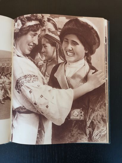 [А.RODCHENKO].

A pageant of youth. Album...