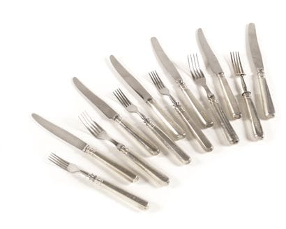 ENSEMBLE DE 6 COUTEAUX ET 

6 FOURCHETTES

Argent

Poinçons...