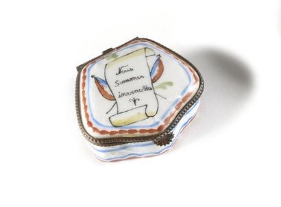 PETITE BOITE EN PORCELAINE POLYCHROME à décor...