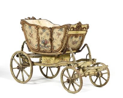 PETITE VOITURE D’ENFANT. Caisse à bords mouvementés...