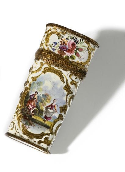 BOITE NECESSAIRE A COUTURE, de forme oblongue,...