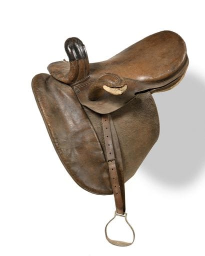 SELLE D’AMAZONE En cuir brun, à deux fourches....