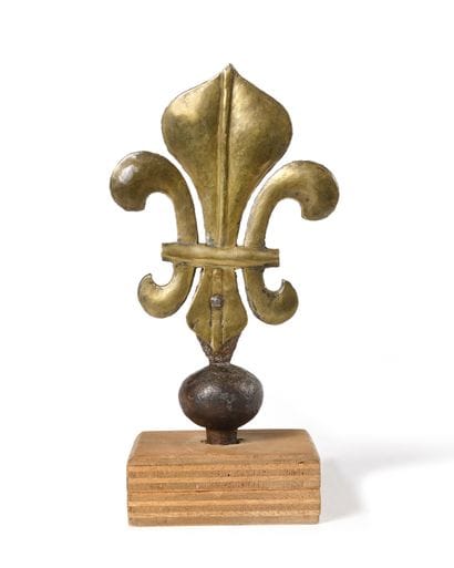 EMBLEME DE DRAPEAU. Fleur de lys en laiton...