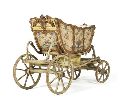 PETITE VOITURE D’ENFANT. Caisse à bords mouvementés...