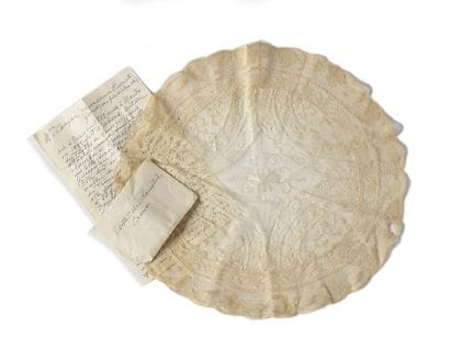 MARIE-ANTOINETTE. Napperon de dentelle à...