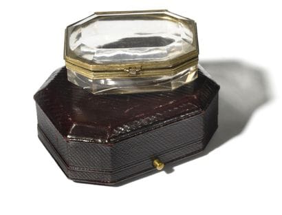 PETITE TABATIERE EN CRISTAL DE ROCHE de forme...