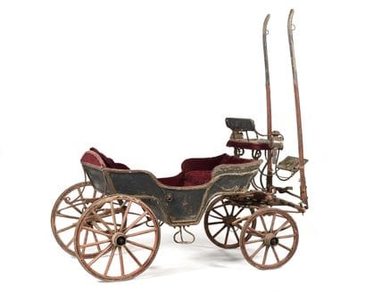CALECHE D’ENFANT. Caisse en bois peint en...