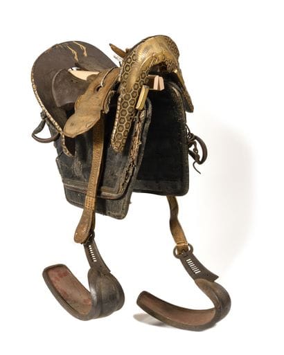 SELLE D’ARÇON JAPONAISE en bois à décor laqué...