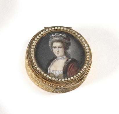 BOITE EN POMPONNE ornée d’une miniature de...