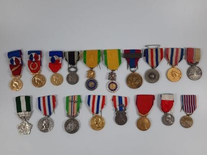 ENSEMBLE DE 17 MEDAILLES DIVERSES. Médailles...