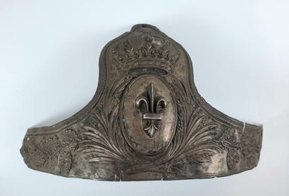 PLAQUE DE CASQUE A CIMIER en laiton estampé...
