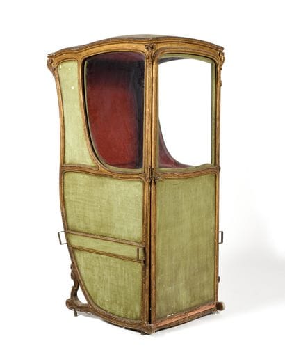 CHAISE A PORTEUR, A TROIS VITRES. En bois...