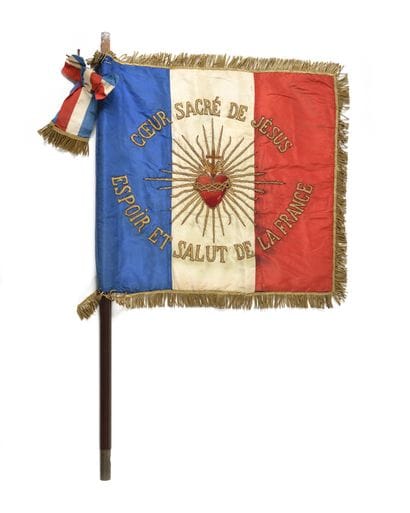 FANION TRICOLORE brodé du cœur sacré de Jésus,...