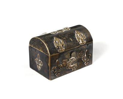 PETIT COFFRET A BIJOUX en forme de malle...