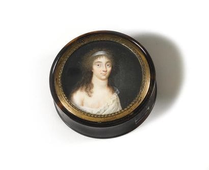BOITE RONDE en écailles ornée sur le couvercle...