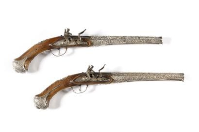 LONGUE PAIRE DE PISTOLETS ORIENTAUX, A SILEX....