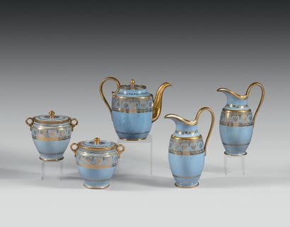 SEVRES Pot à lait grec en porcelaine à décor...