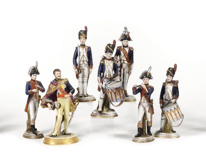 SUITE DE SEPT FIGURINES EN PORCELAINE POLYCHROME...