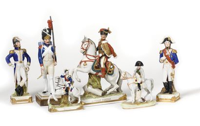 SUITE DE TROIS FIGURINES A CHEVAL ET TROIS...