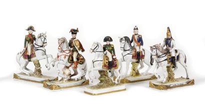 SUITE DE CINQ SUJETS A CHEVAL EN PORCELAINE...