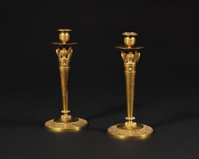 ATTRIBUEE A GALLE PAIRE DE BOUGEOIRS en bronze...