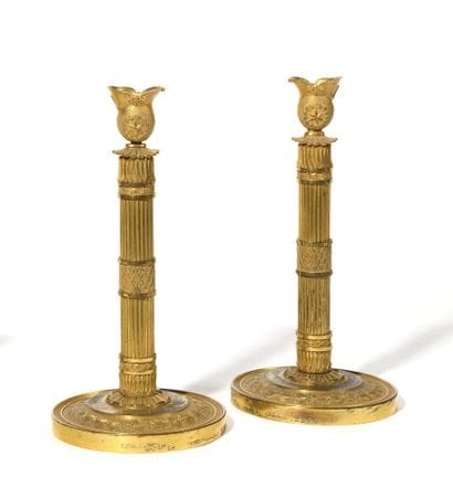 PAIRE DE BOUGEOIRS en bronze ciselé et doré...