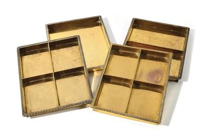 ENSEMBLE DE QUATRE PRESENTOIRS de forme rectangulaire...