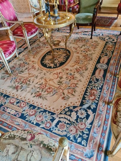 TAPIS à fond crème orné d’un médaillon central...