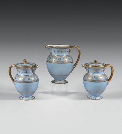 SEVRES Deux pots à décoction couverts en...