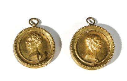 PAIRE DE MÉDAILLONS FORMANT ACCROCHES de...
