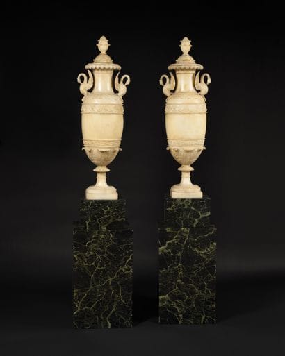 PAIRE DE GRANDS VASES COUVERTS en albâtre...